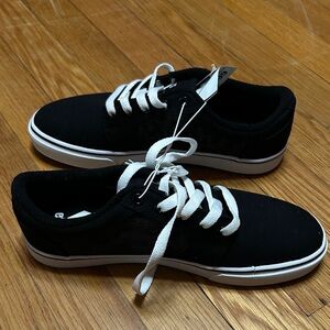 Etnies Barge Black and White Skate Shoes- new - women’s size 7